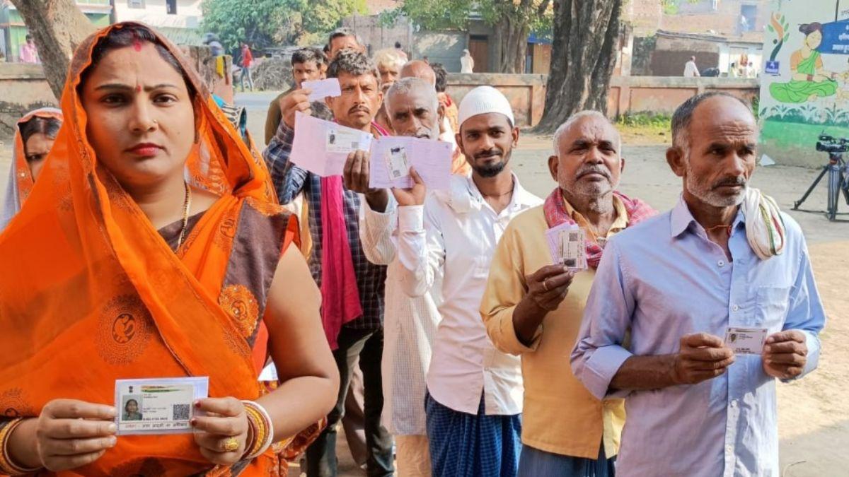 बिहार की मोकामा सीट पर मतदान करते लोग (फोटो- आजतक)