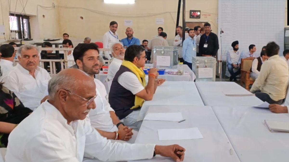 आदमपुर में वोटों की काउंटिंग जारी है (फोटो- ANI)