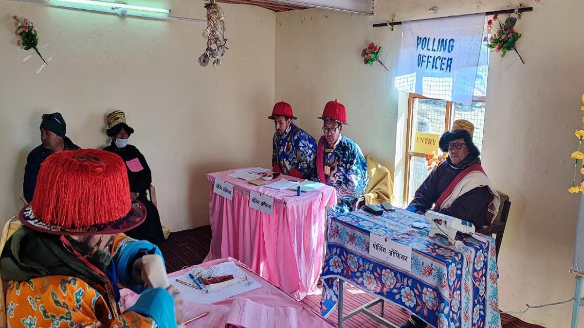 दुनिया के सबसे ऊंचे पोलिंग बूथ में वोटिंग जारी