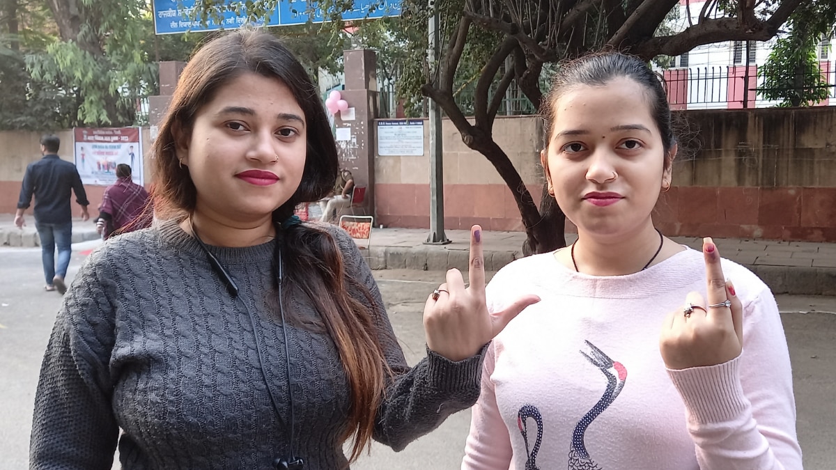 एमसीडी चुनाव में पहली बार वोट डालने वाले युवाओं में खुशी देखी गई.