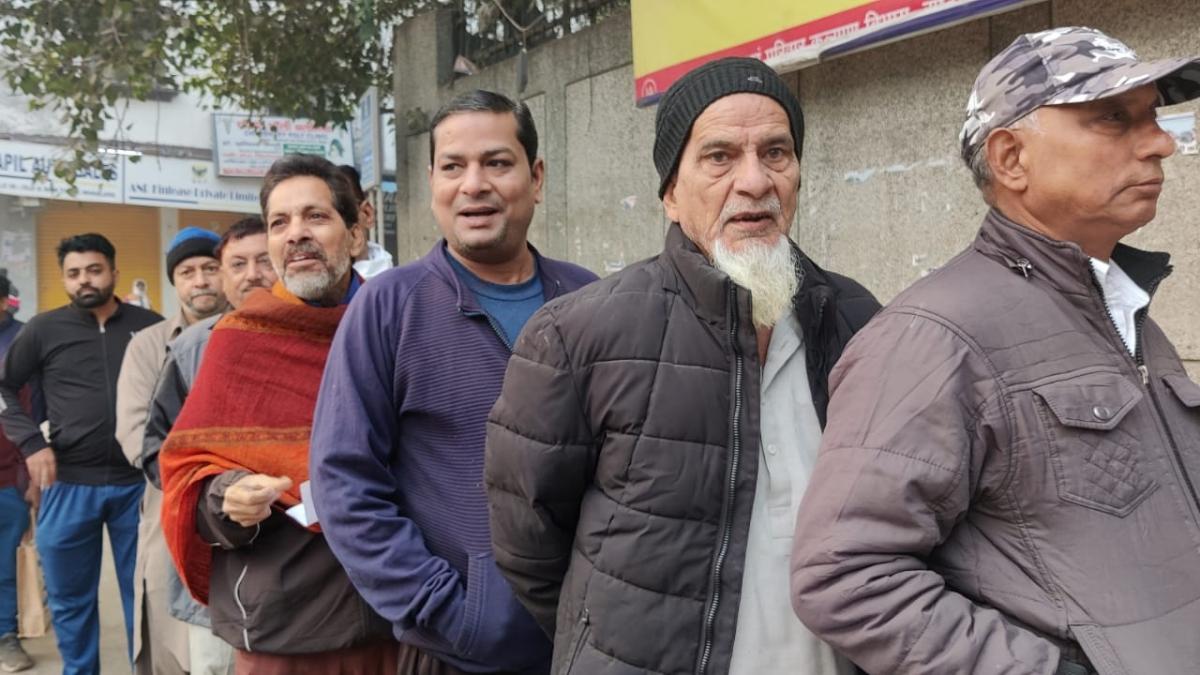 वोट डालने के लिए सीलमपुर के मतदान केंद्र पर लगी कतार