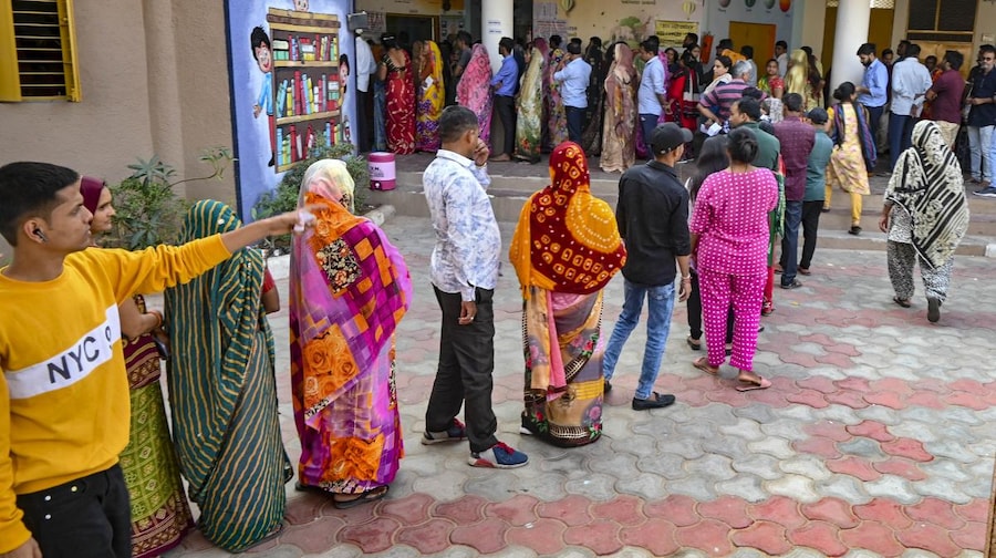 Gujarat Polls Live Update: गुजरात में दूसरे चरण की 93 सीटों के लिए आज 8 बजे से वोटिंग, PM मोदी और अमित शाह भी डालेंगे वोट - gujarat assembly election second phase