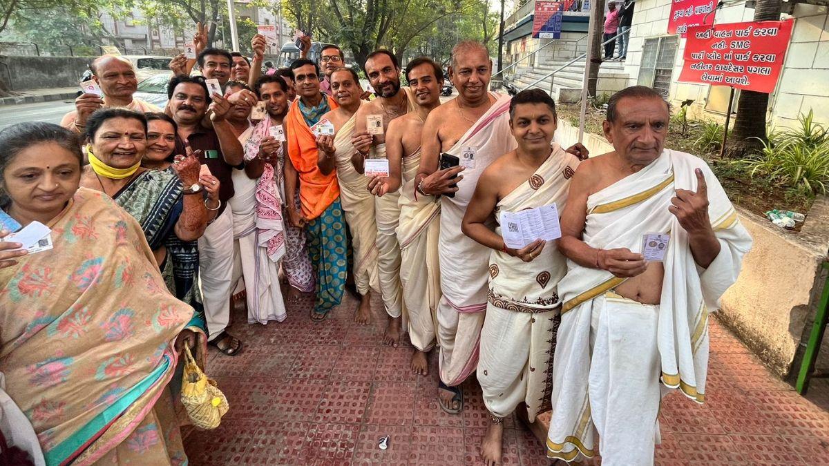 सूरत की मजूरा विधानसभा क्षेत्र में जैन समाज के लोगों ने पूजा परिवेश में किया मतदान. 