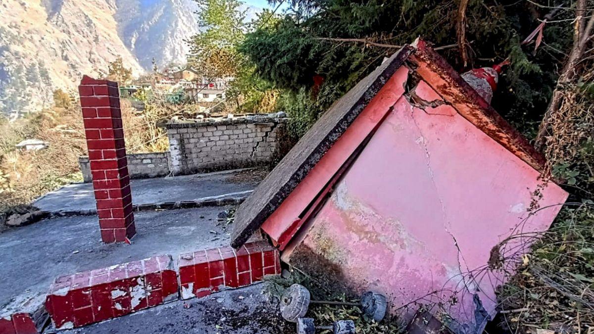 जोशीमठ में 723 घरों में पड़ी दरारें (फोटो- पीटीआई)