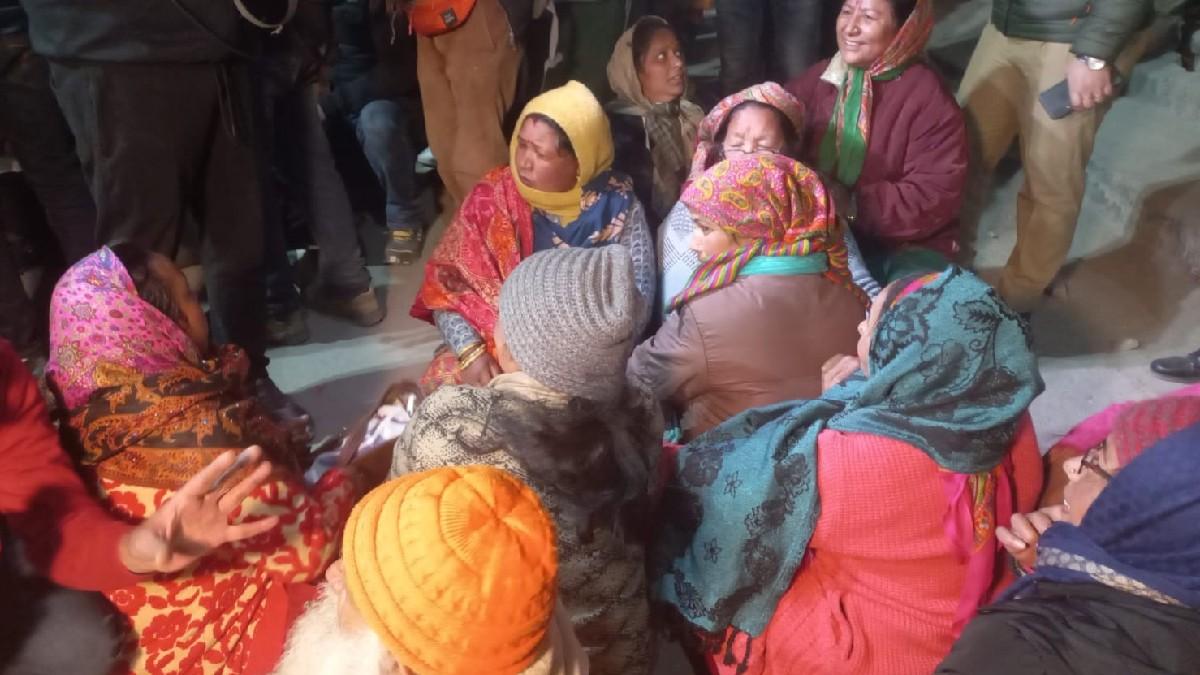 जोशीमठ में होटल गिराए जाने से पहले विरोध प्रदर्शन शुरू