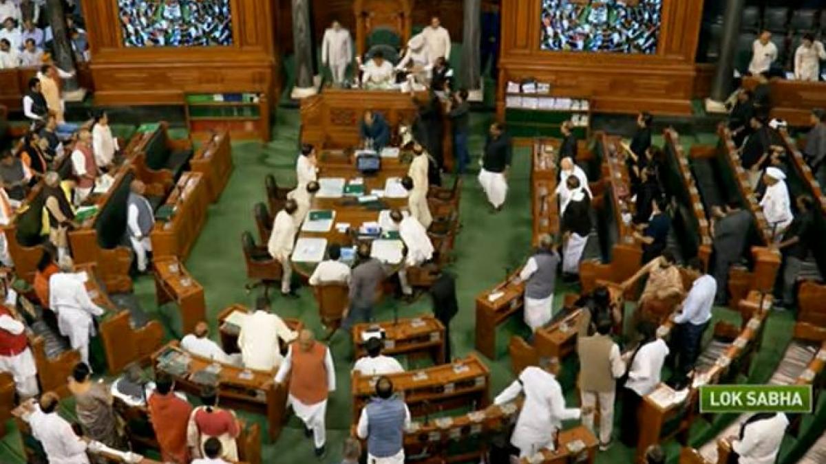 लोकसभा की कार्यवाही शुरू होते ही हंगामा