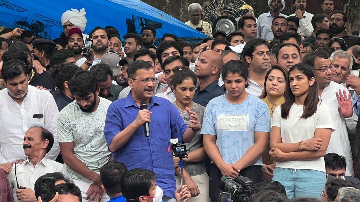 सीएम अरविंद केजरीवाल ने पहलवानों से की मुलाकात 