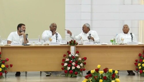 नीतीश कुमार के बुलावे पर पटना में विपक्षी दलों की हो रही बैठक (फोटो: ANI)