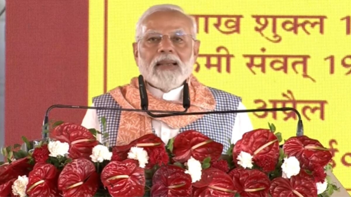 पीएम नरेंद्र मोदी रायपुर के बाद गोरखपुर गीता प्रेस के कार्यक्रम में पहुंचे (फोटो: ANI)