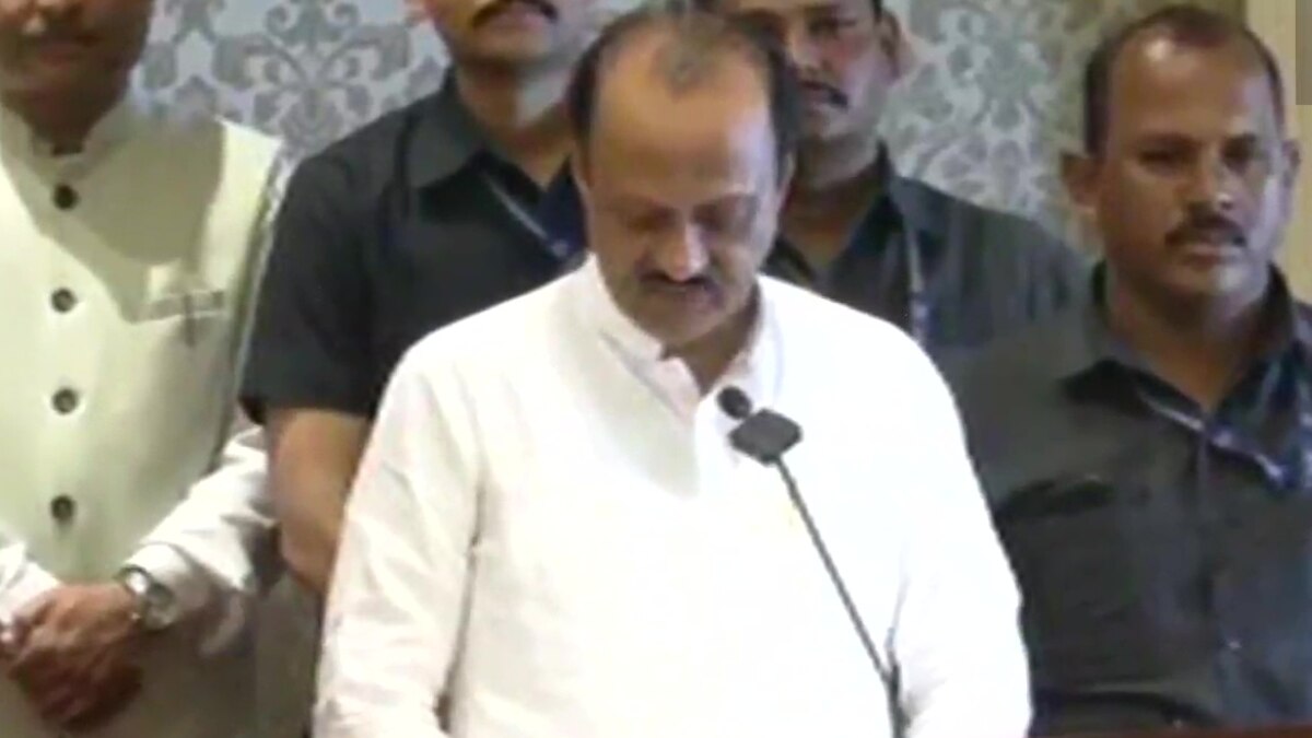 pavaara शरद पवार ने ली डिप्टी सीएम पद की शपथ.