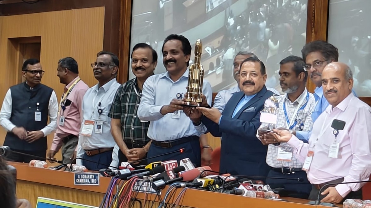 चंद्रयान-3 लॉन्च पर इसरो चीफ और केंद्रीय मंत्री ने की प्रेस कॉन्फ्रेंस (फोटो: ऋचीक मिश्रा)