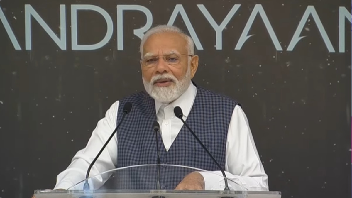 बेंगलुरु में पीएम मोदी ने इसरो कमांड सेंटर में वैज्ञानिकों को संबोधित किया.