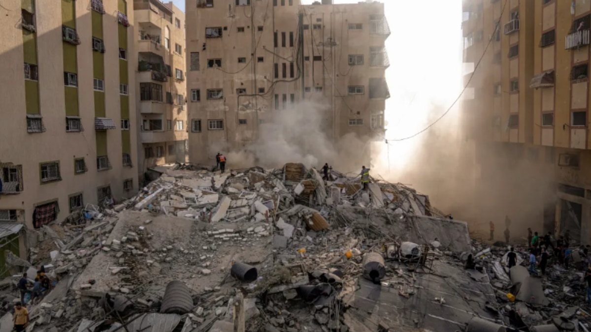 इजरायल ने गाजा पट्टी पर ताबड़तोड़ अटैक कर कई बिल्डिंग्स को मलबे में तब्दील कर दिया है (फोटो- अल जजीरा)