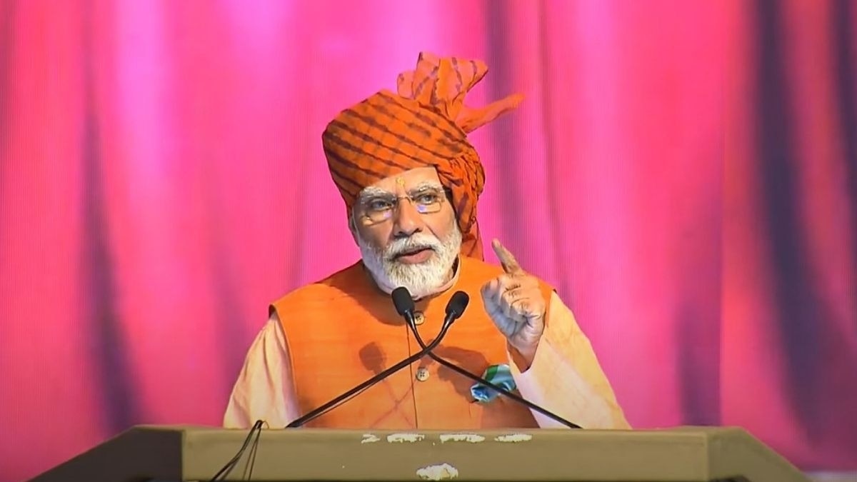 रावण दहन से पहले संबोधित करते पीएम मोदी