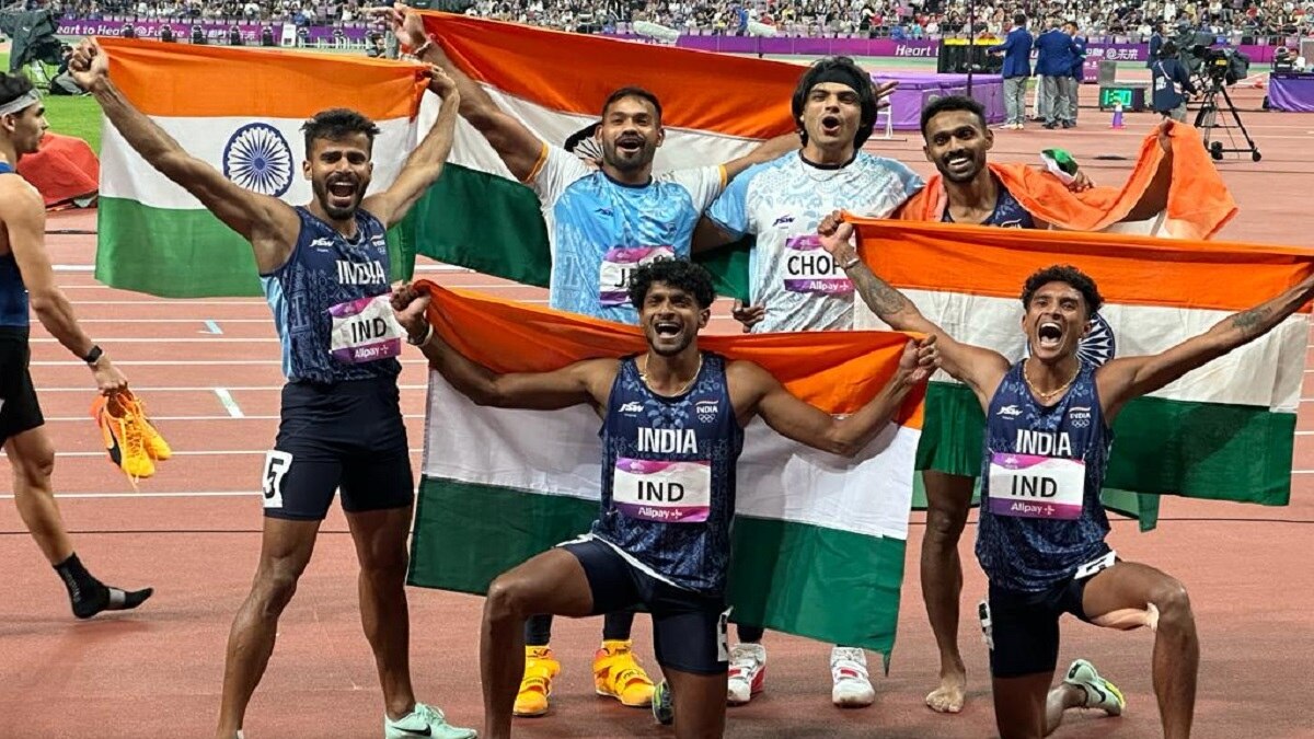 नीरज चोपड़ा और किशोर जेना के साथ 4x400 रिले रेस गोल्ड विनर पुरुष टीम. 