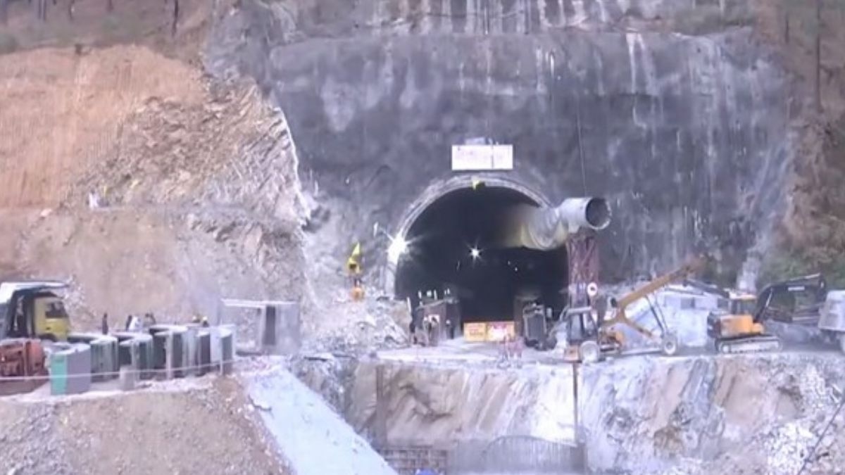 टनल में फंसे 41 मजदूरों को बाहर निकालने के लिए कोशिशें जारी