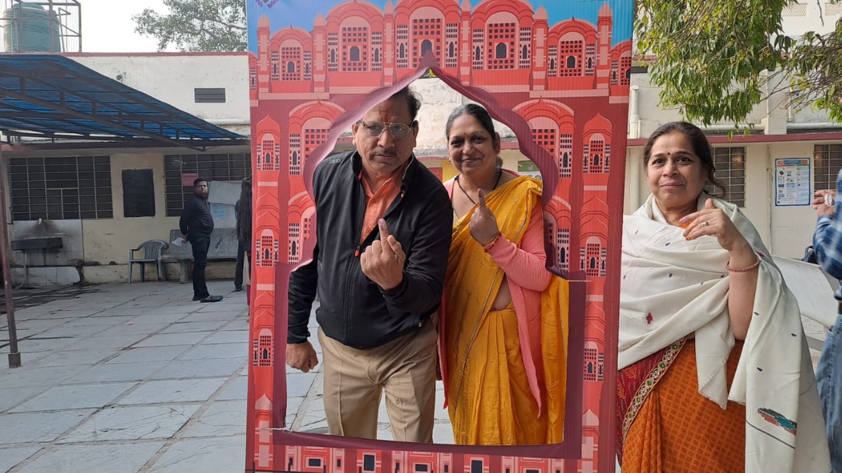 वोटिंग करने के बाद अमिट स्याही का निशान दिखाते हुए मतदाता