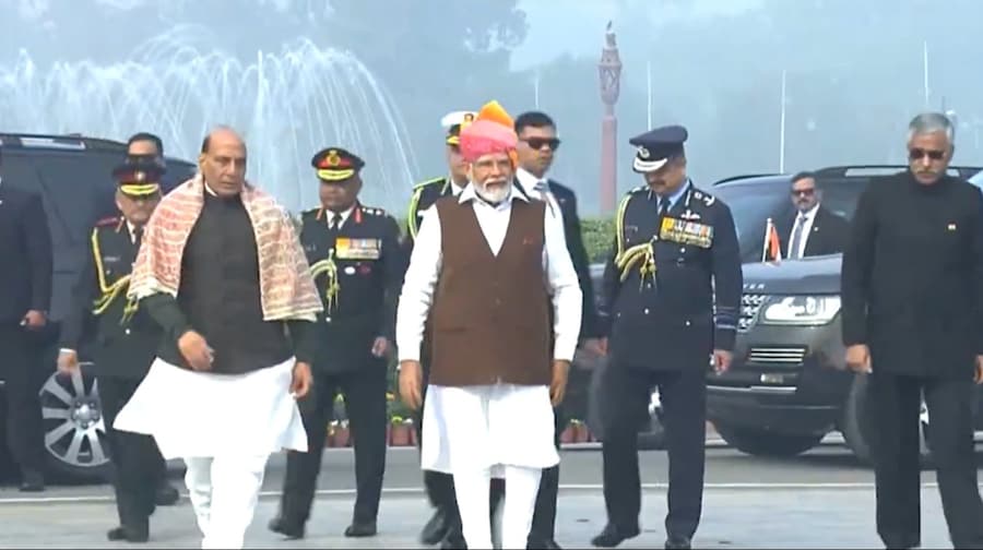 Republic Day 2024 Live: देशभर में 75वें गणतंत्र दिवस का जश्न, कर्तव्य पथ दुनिया देखेगी भारत का दम - Republic Day parade 26 January 2024 Live Updates kartavya path tableau Emmanuel Macron