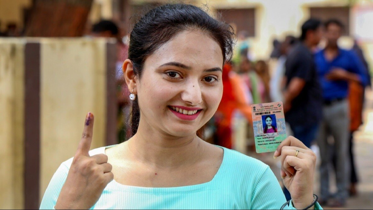 वोटिंग के बाद स्याही का निशान दिखाती युवा वोटर