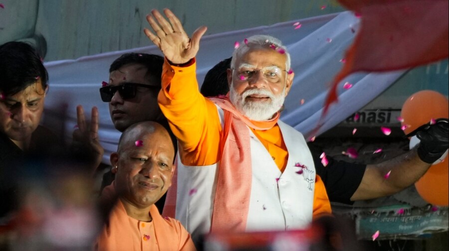 PM Modi Roadshow Live: तीसरी बार वाराणसी से चुनावी हुंकार भरने की तैयारी में पीएम मोदी, थोड़ी देर में करेंगे रोडशो - pm modi varanasi roadshow live updates lok sabha chunav ...