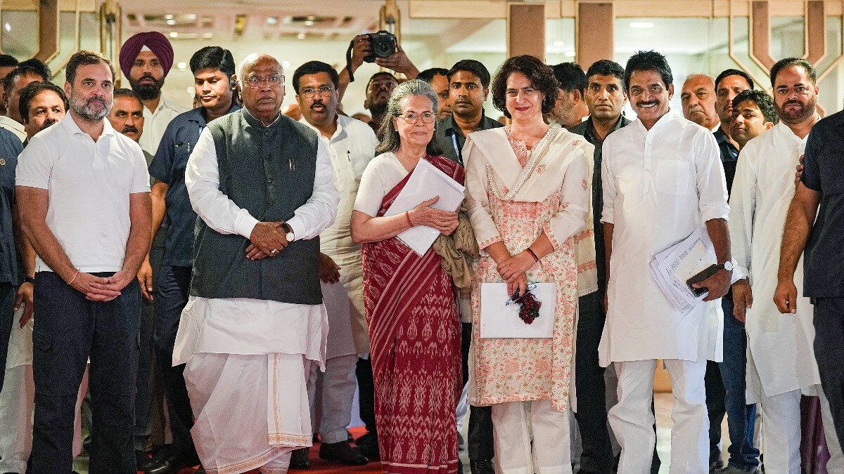 कांग्रेस अध्यक्ष मल्लिकार्जुन खड़गे पार्टी नेताओं के साथ