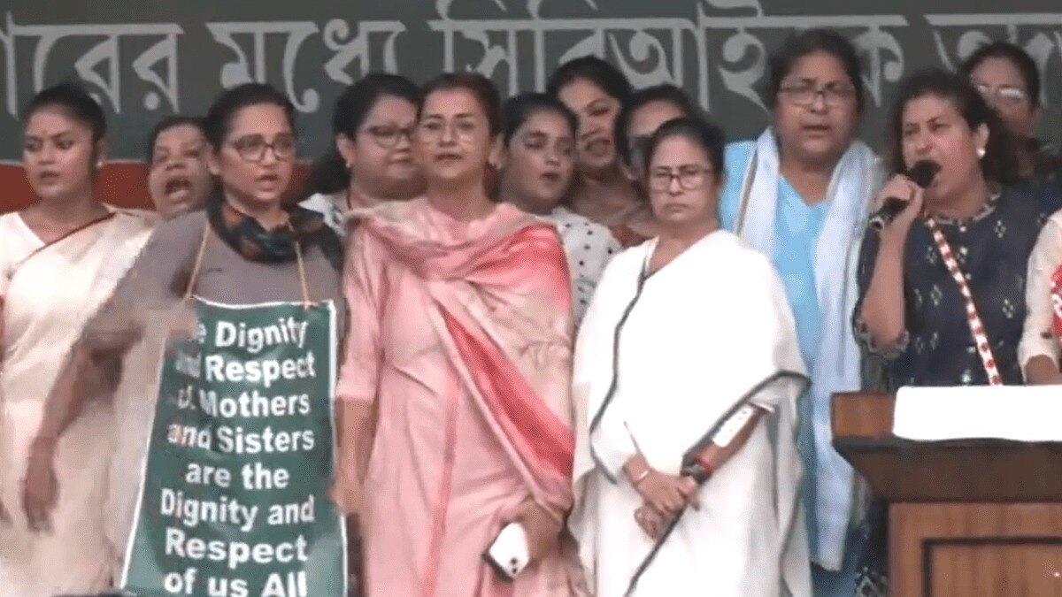 ममता बनर्जी आरोपियों को फांसी देने की मांग को लेकर पदयात्रा कर रही हैं. 