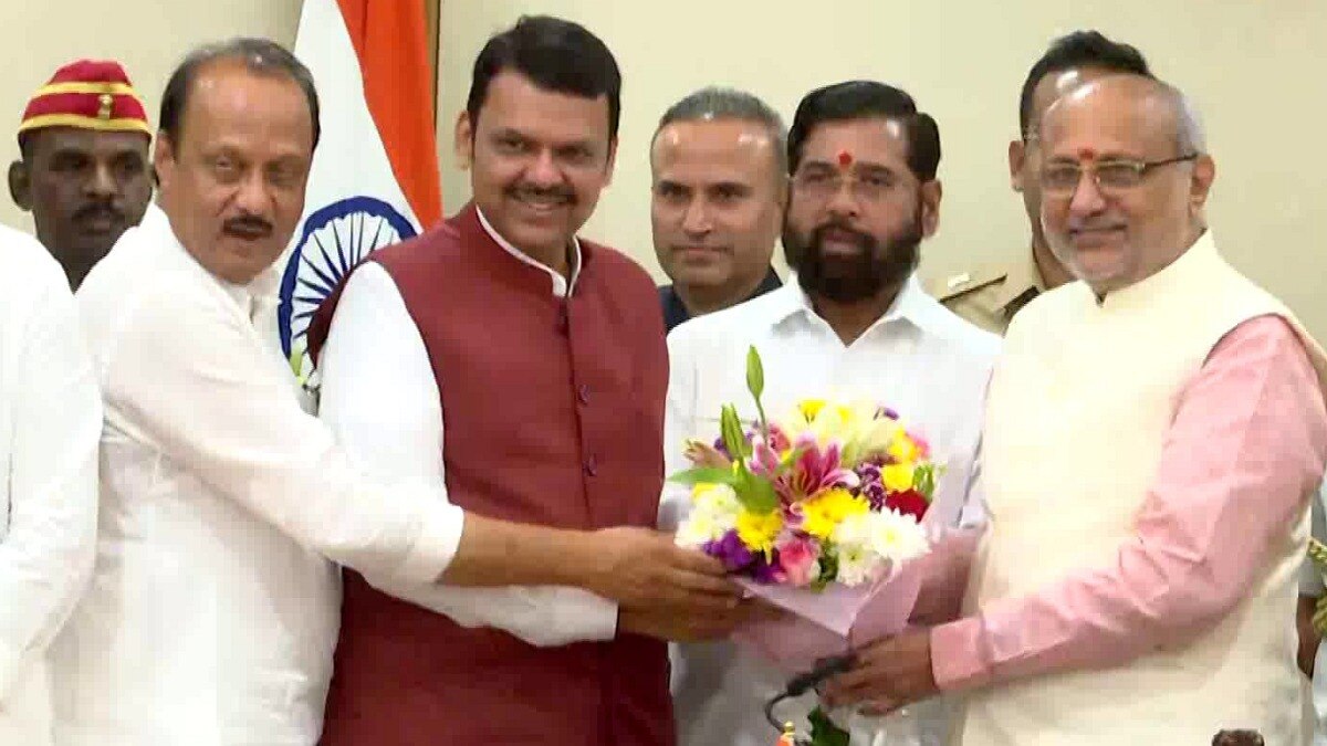 Maharashtra New CM LIVE: एक ही कार से राजभवन पहुंचे फडणवीस, शिंदे और पवार, राज्यपाल के सामने पेश किया सरकार बनाने का दावा