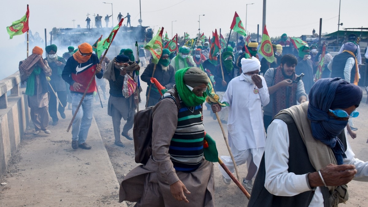 शंभू बॉर्डर पर किसानों को तितर-बितर करने के लिए सुरक्षा बलों ने आंसू गैस के गोले दागे. (PTI Photo)