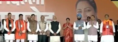दिल्ली की मुख्यमंत्री रेखा गुप्ता और उनकी कैबिनेट के मंत्री पीएम मोदी के साथ