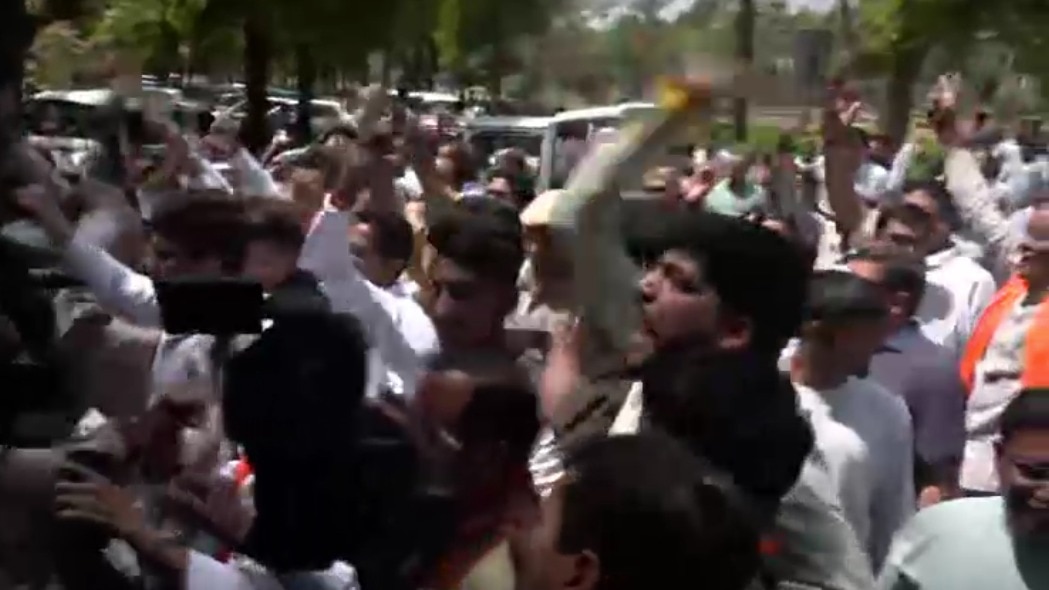 पाकिस्तानी उच्चायोग के बाहर लोगों का प्रदर्शन.