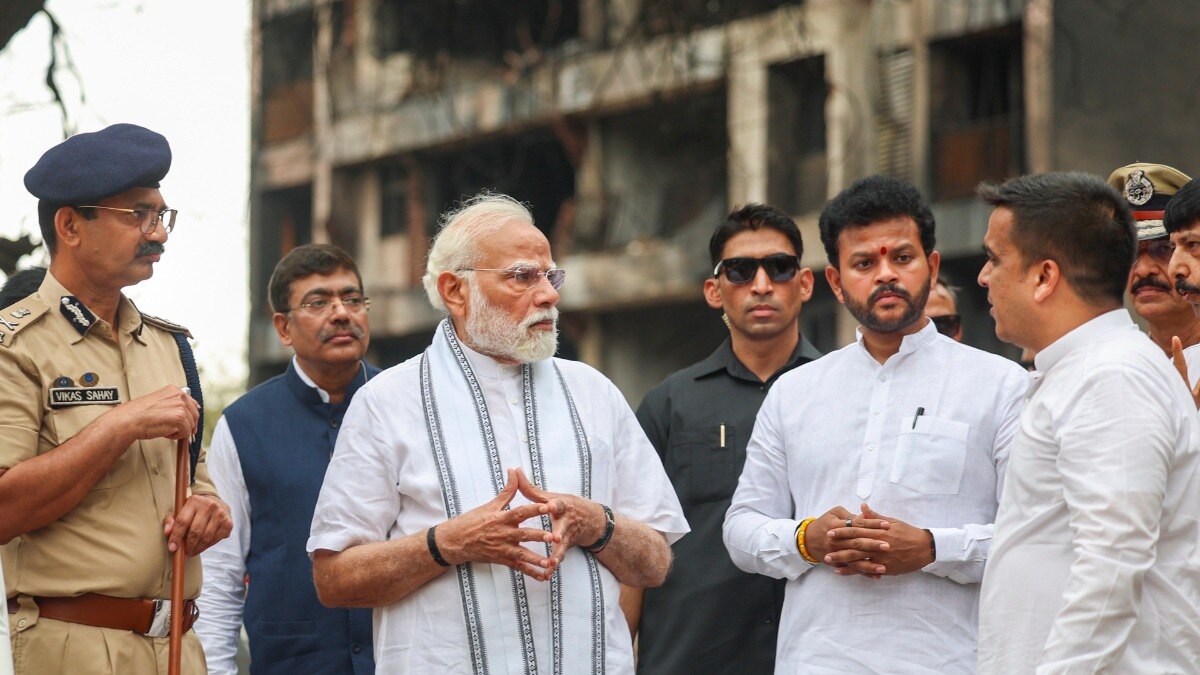 अहमदाबाद में घटनास्थल पर प्रधानमंत्री नरेंद्र मोदी (फोटो क्रेडिट - PTI)