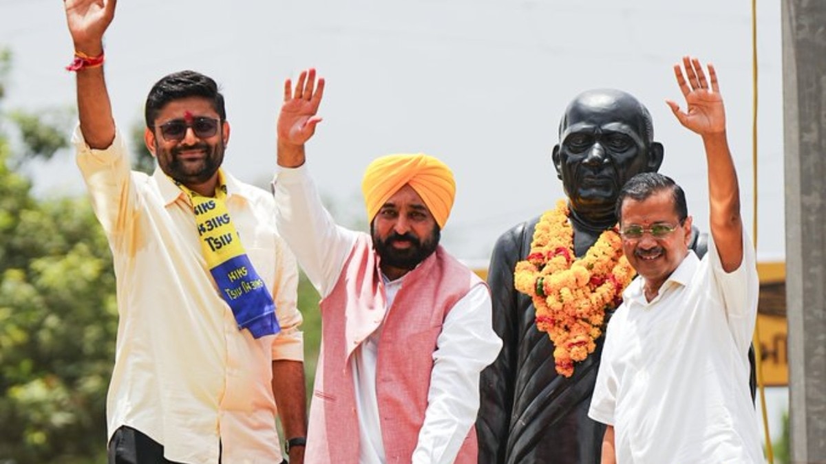 सीएम भंगवत मान और केजरीवाल के साथ AAP के विजयी प्रत्याशी.