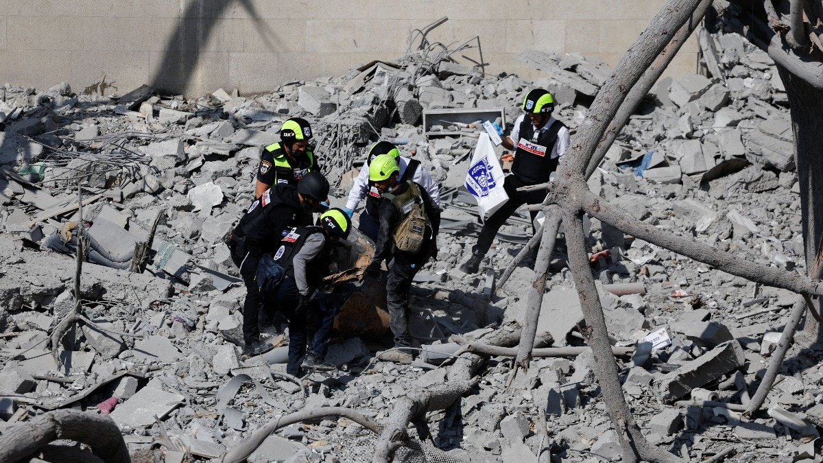 इजरायल पर ईरानी हमले के बाद तबाही जैसे हालात