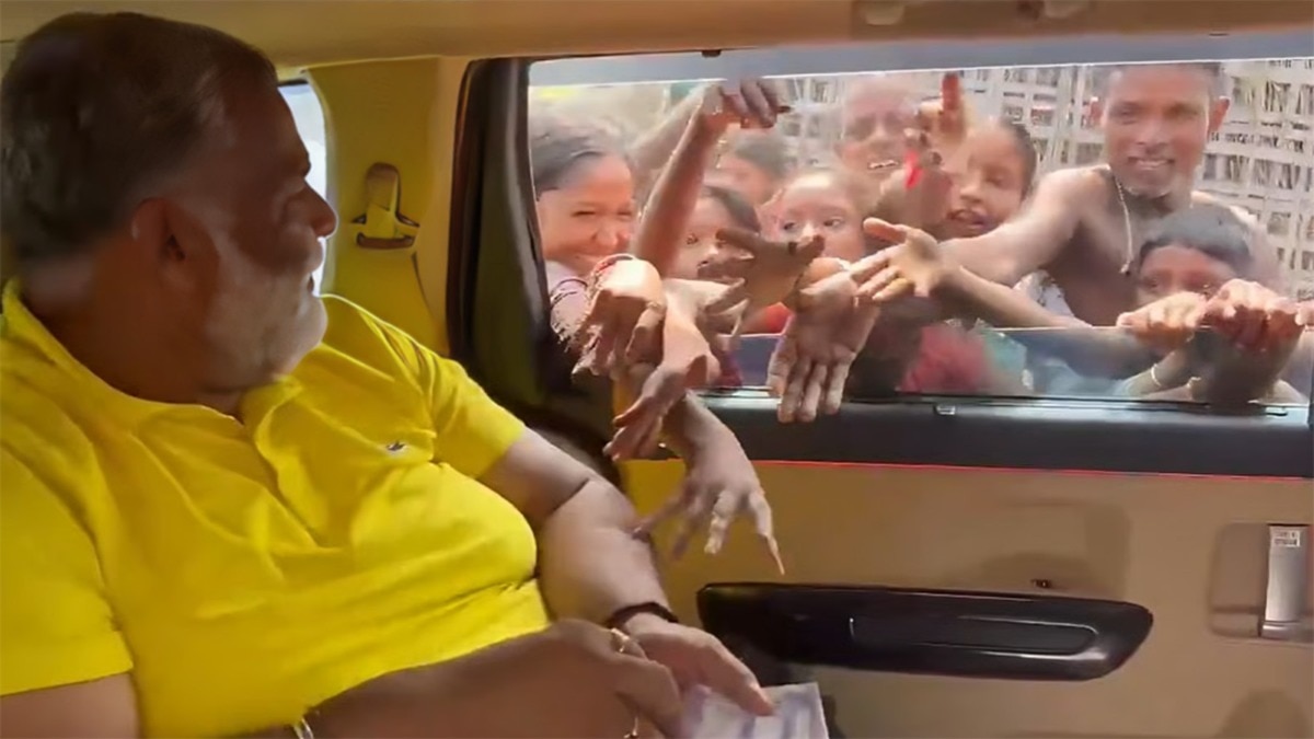 pappu yadav distributing cash 