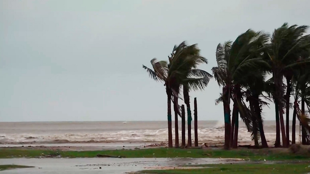 Cyclone Montha LIVE: आ रहा चक्रवाती तूफान मोंथा, आंध्र से ओडिशा तक हाई अलर्ट, 110KM की रफ्तार से चल सकती हैं हवाएं