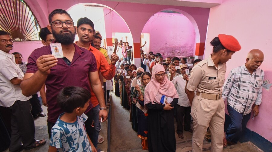 बिहार विधानसभा चुनाव फेज 1 वोटिंग (Photo: AP)