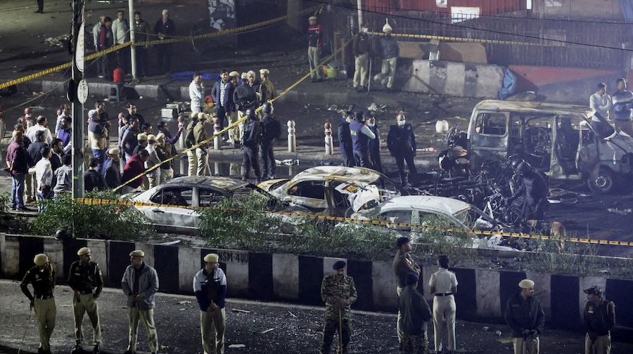 Delhi Car Blast: लाल किला मेट्रो स्टेशन के पास कार में धमाका 6 गाड़ियां और ई-रिक्शा जलकर खाक – पूरी घटना समझिए 6 Delhi Red Fort Blast Live: दिल्ली धमाके वाली जगह का अमित शाह ने लिया जायजा, Cm रेखा ने घायलों से की मुलाकात - Delhi Red Fort Blast Live Updates Lal Quila Metro