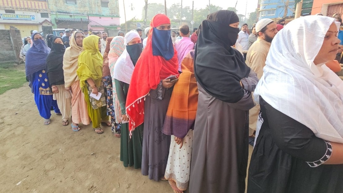 Bihar Election 2025 Phase 2 Voting Live: किशनगंज में वोटिंग के लिए लंबी लाइन, पीएम मोदी की अपील- नया रिकॉर्ड बनाएं