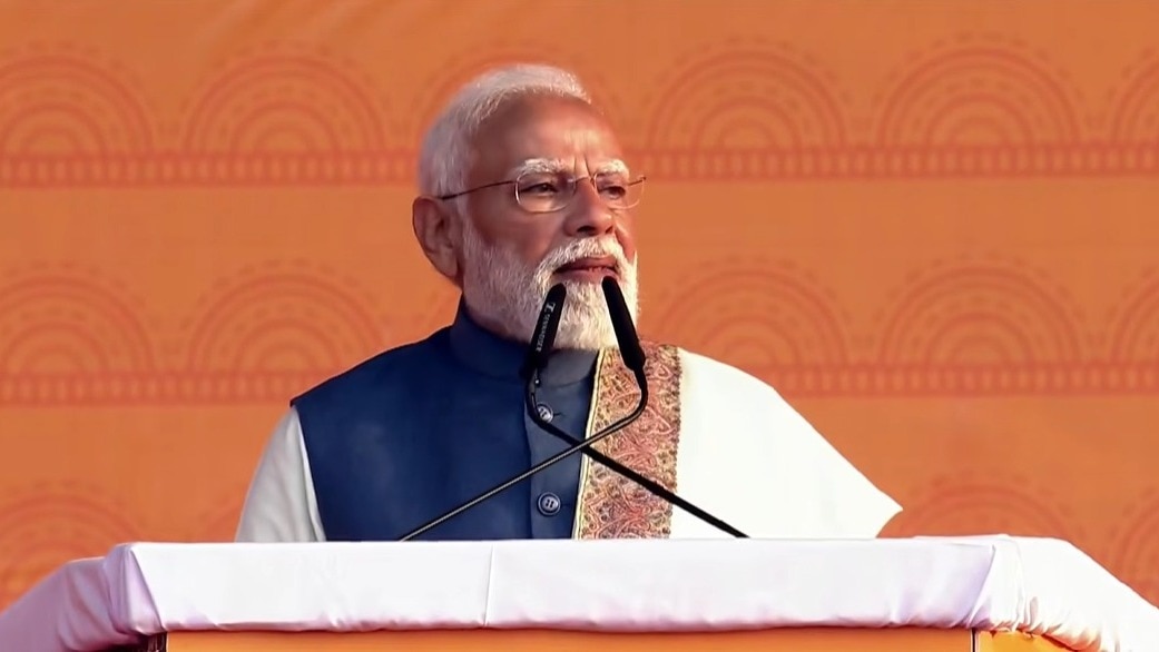 प्रधानमंत्री नरेंद्र मोदी लखनऊ में एक भव्य समारोह में शामिल हुए (Photo: PTI)