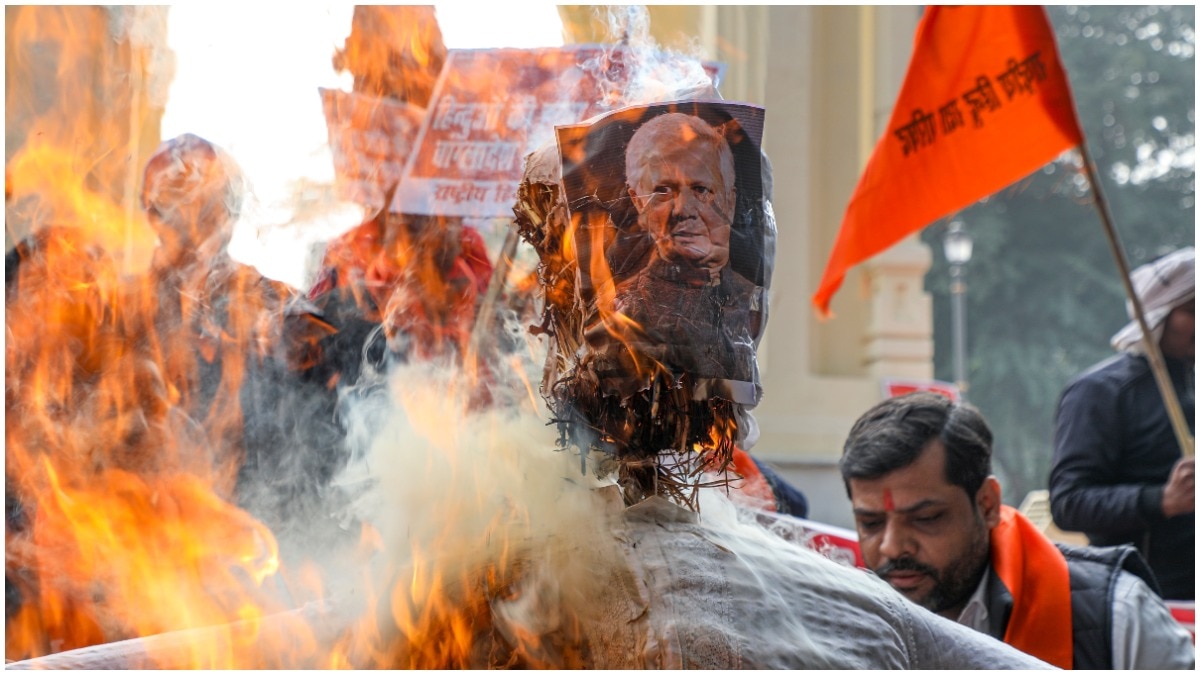 Rashtriya Hindu Raksha Parishad workers staged a protest in Lucknow against the atrocities being committed on Hindus in Bangladesh.