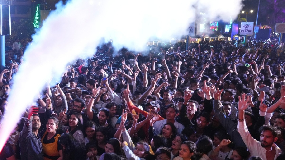 दिल्ली-मुंबई से गोवा तक जश्न में झूमे लोग (Photo: PTI)