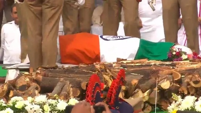 बारामती में अजित पवार का अंतिम संस्कार