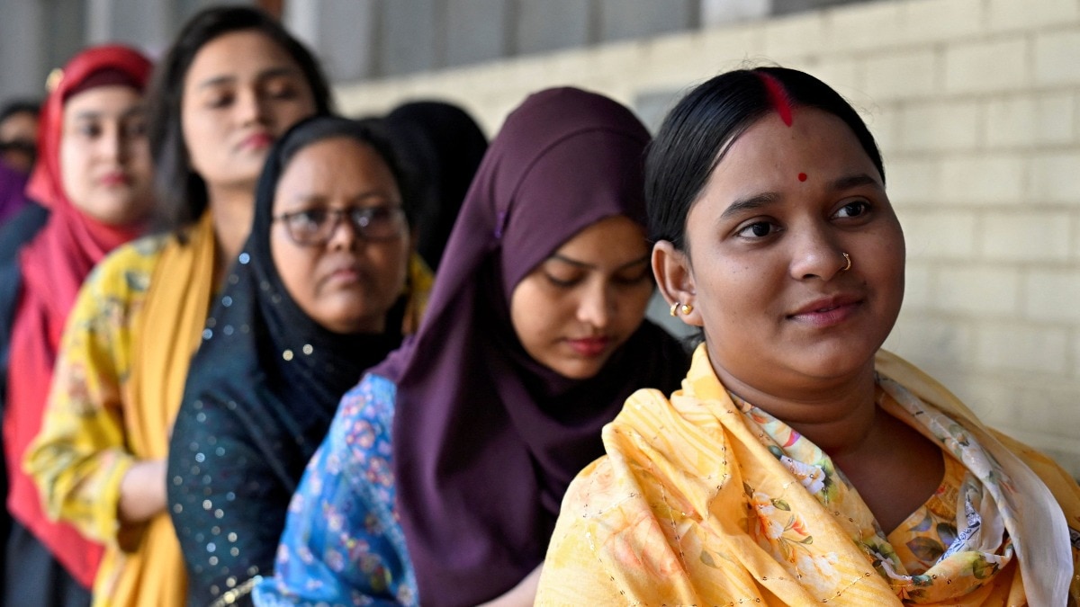 बांग्लादेश में पोलिंग बूथ के बाहर लगी मतदाताओं की लाइन. (Photo: Reuters)