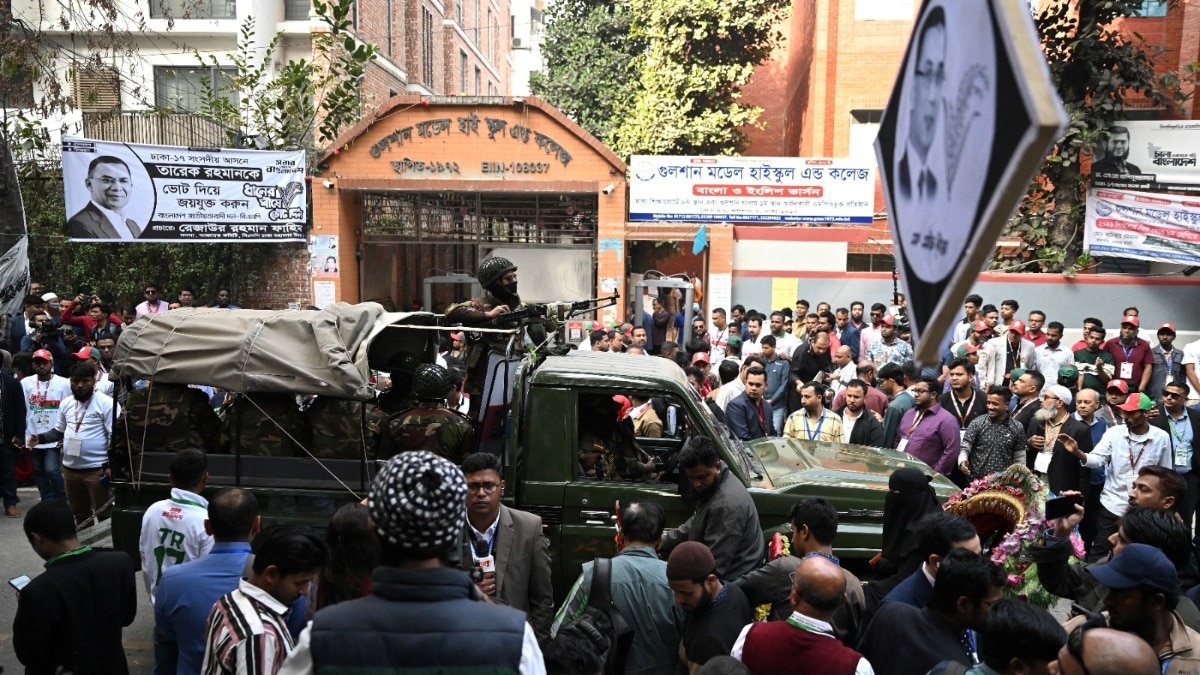 चुनाव के दौरान पोलिंग स्टेशन के बाहर तैनात आर्मी (Photo: AFP