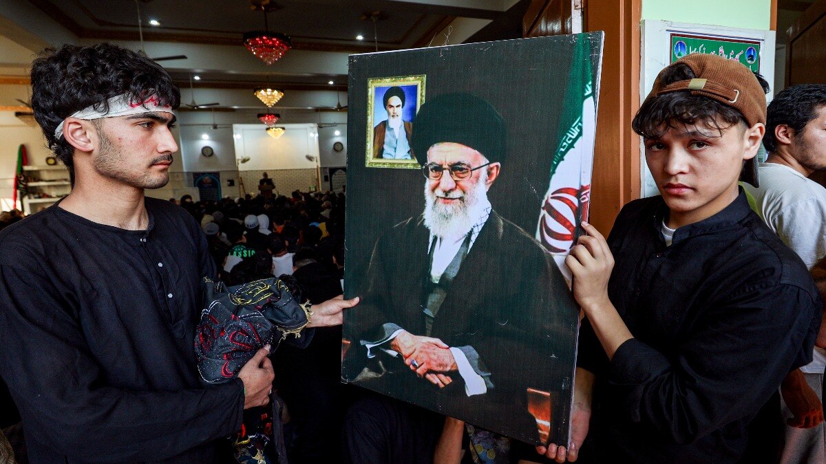 जम्मू में खामेनेई के पोस्टर के साथ लोग बाहर आए (Photo: PTI)