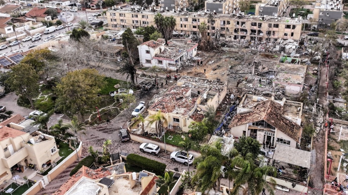 शनिवार को ईरान ने इजरायल के डिमोना भीषण मिसाइल हमला किया था जिसमें दर्जनों लोग घायल हो गए थे. (Photo-Reuters)