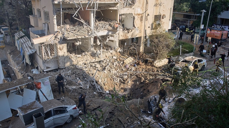 US-Israel-Iran War Live: ईरान ने तेल अवीव पर दागीं कई मिसाइलें, हिजबुल्लाह का भी इजरायली सैनिकों पर हमले का दावा - US Israel Iran War News Live Updates middile east conflict Donald