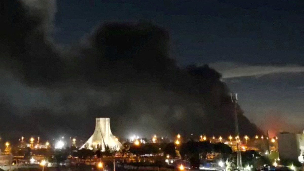 तेहरान पर लगातार हमले जारी हैं. (Photo: Reuters)