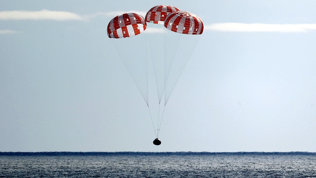 धरती पर लौट आए NASA के चंद्रयात्री... प्रशांत महासागर में उतरा यान