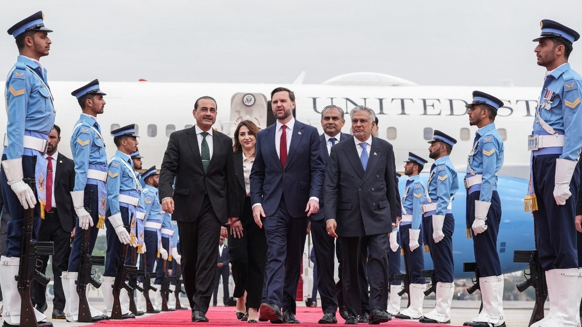 इस्लामाबाद में उतरा जेडी वेंस का प्लेन (Photo: Reuters)